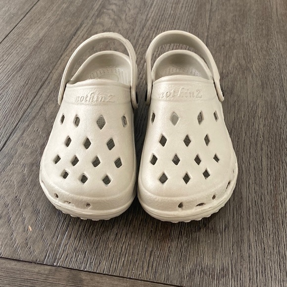 NEW! NOTHINZ SHOES JUNIORS/BIG KID CLOGS | TAN | Size J4 L6 unisex - Picture 2 of 13